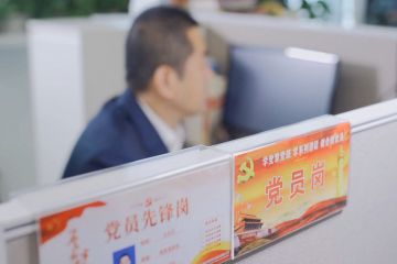 黨性為心 實(shí)干為骨---記海運(yùn)人的一天